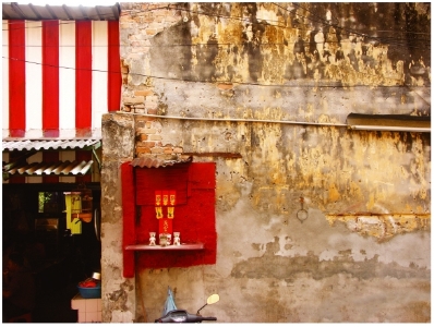 kirk pedersen urban asia photographs    Kuala Lumpur Altar   2007