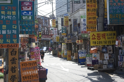 kirk pedersen urban asia photographs    Street Signs, Seoul   2008